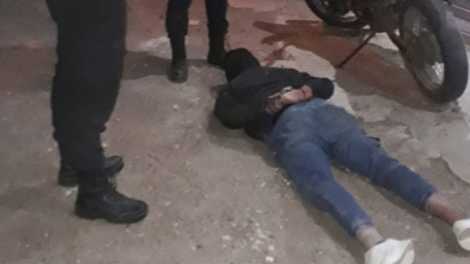 Increíble: detienen a un ladrón en muletas tras un intento de robo en una casa